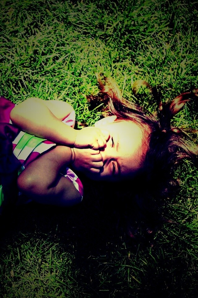 Девочка на траве обои