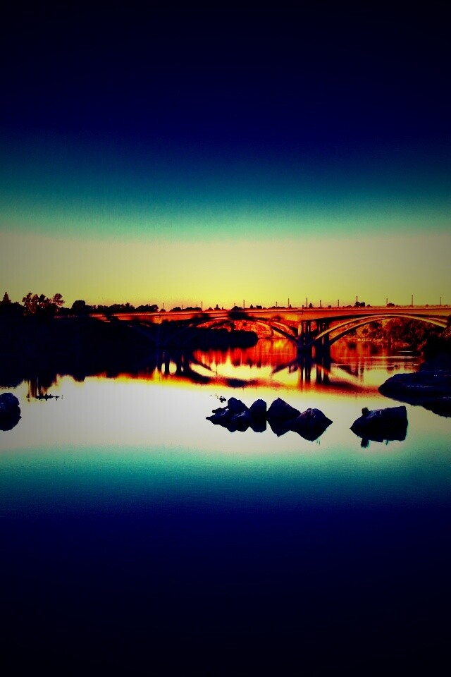 Мост через живописную реку обои