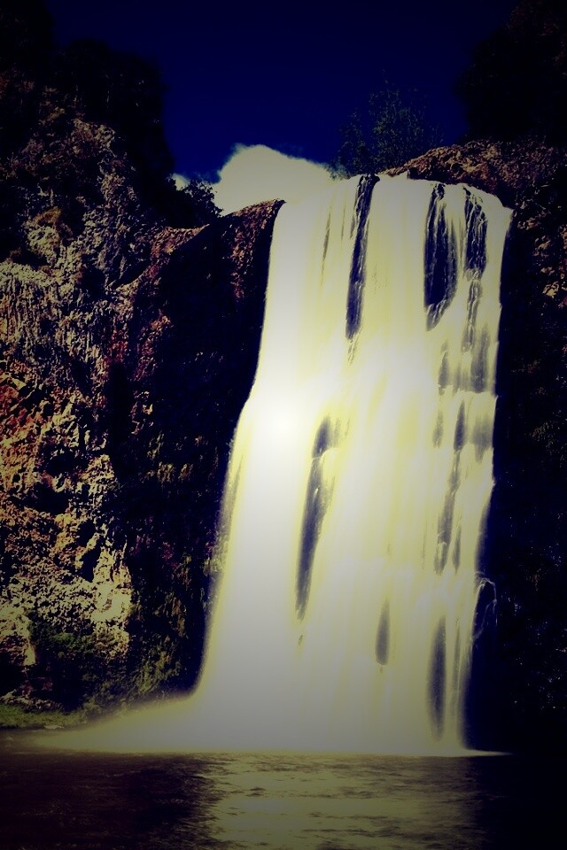 Скалистый водопад обои