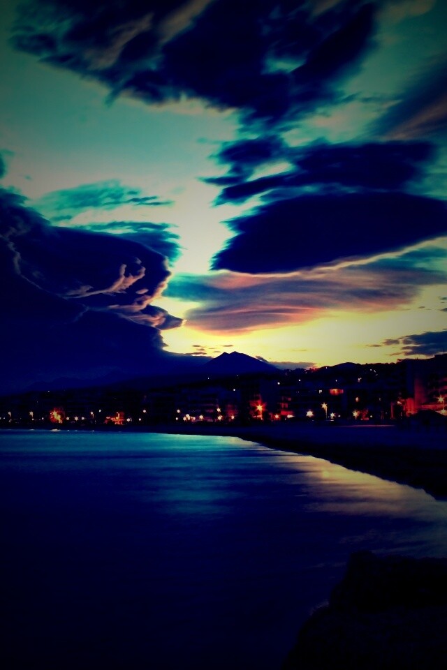 Красивый закат над городом у моря обои