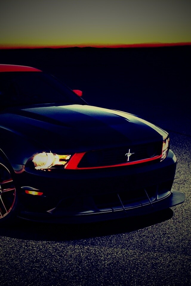 Черный Форд Мустанг с красными полосами обои