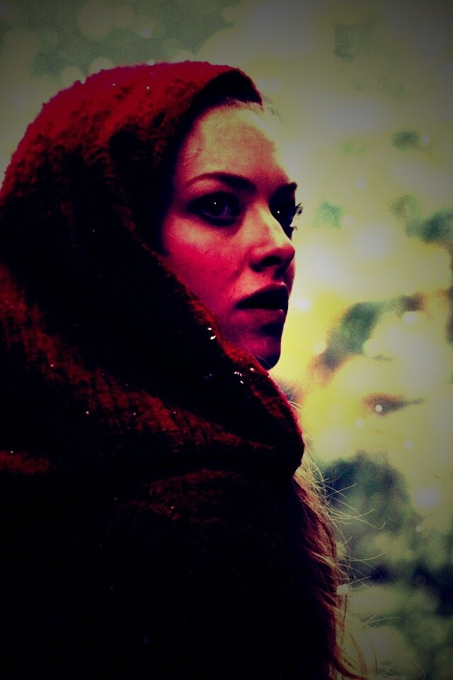 Amanda Seyfried in Red Riding Hood обои