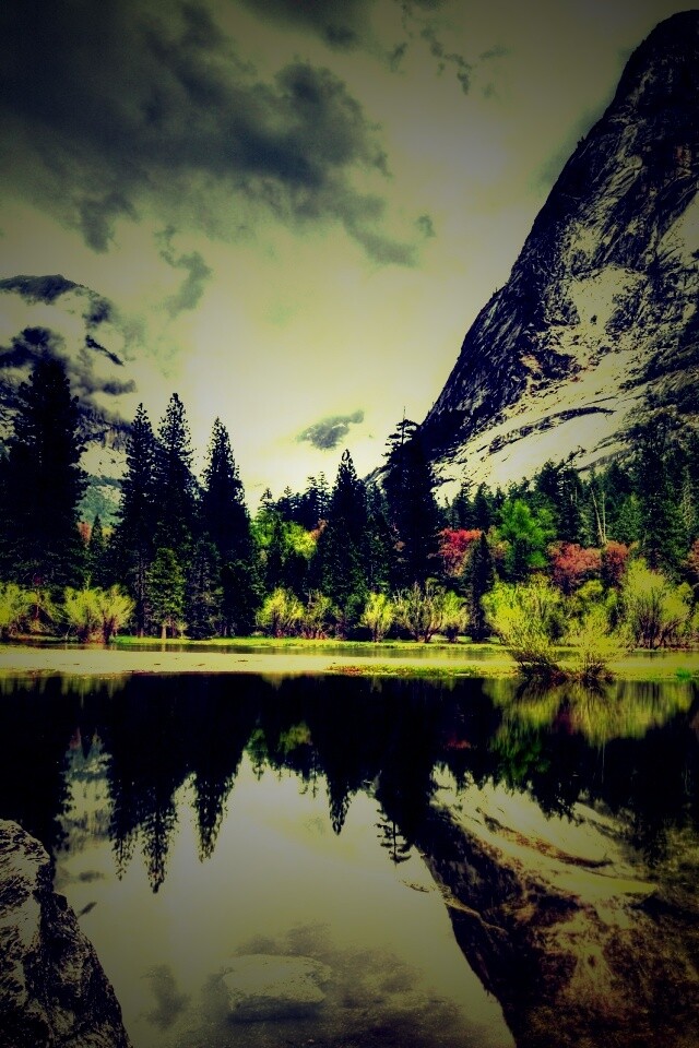 Красивый вид на маленькое горное озеро обои