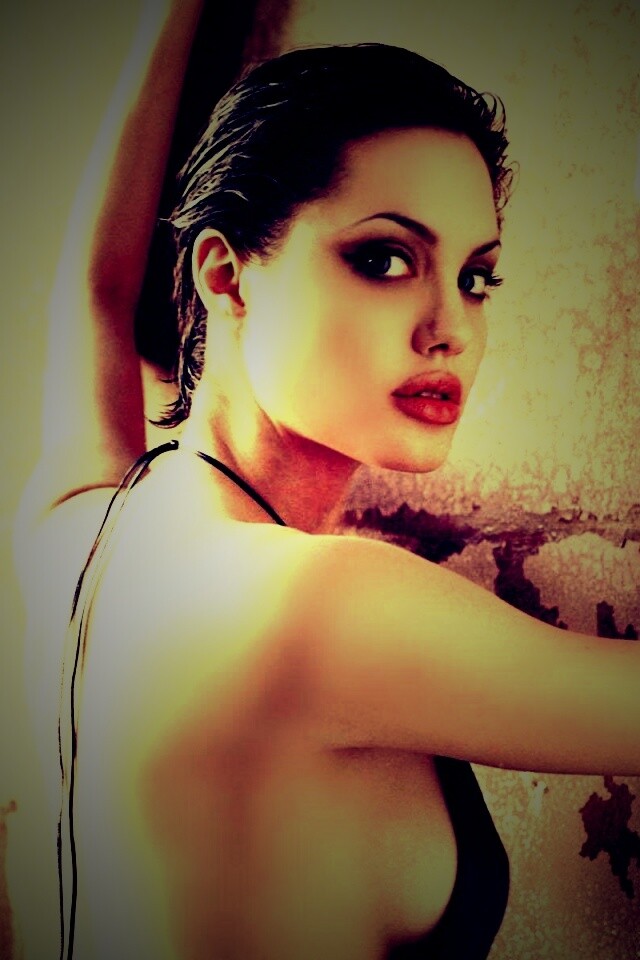 Анджелина Джоли у стены обои