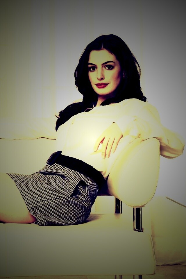 Энн Хетевей на диване обои