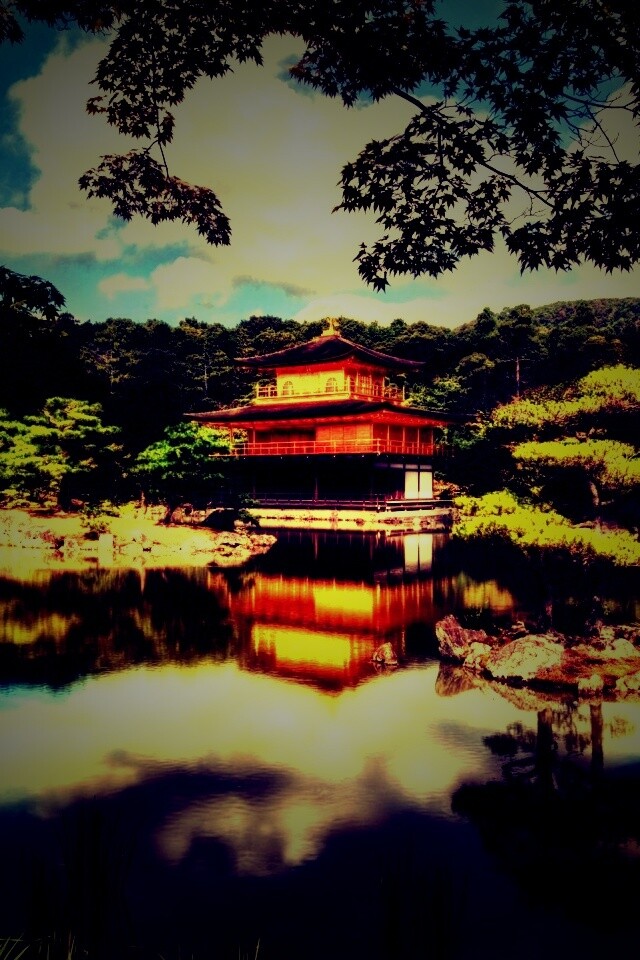 Японский домик на берегу озера обои