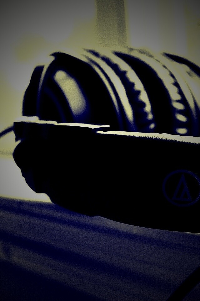 Наушники на подоконнике обои