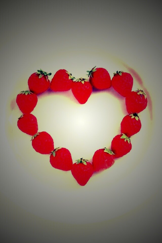 Тарелка с сердечком из клубники обои