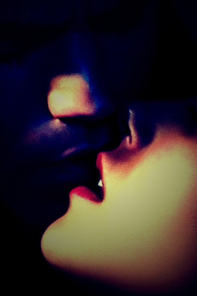 Поцелуй из Дневников Вампира обои