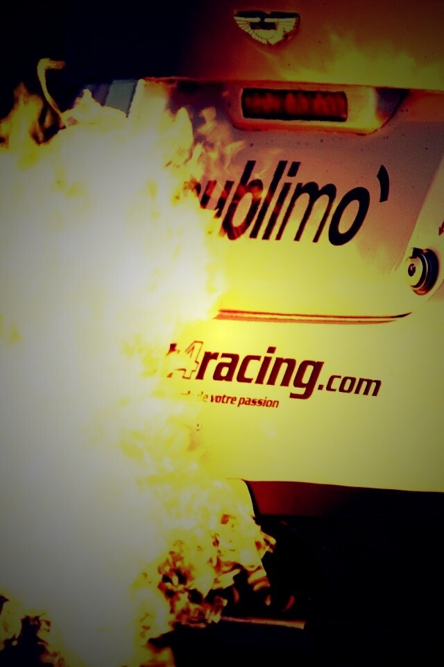 Огонь из выхлопной трубы гоночного Aston Martin обои