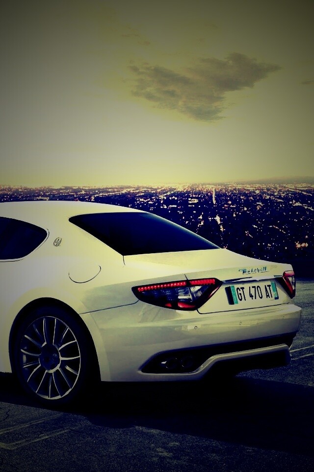 Maserati Granturismo на фоне города обои