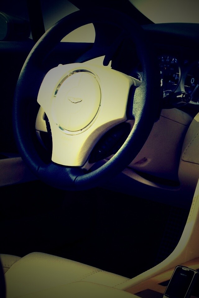 Салон Астон Мартина обои