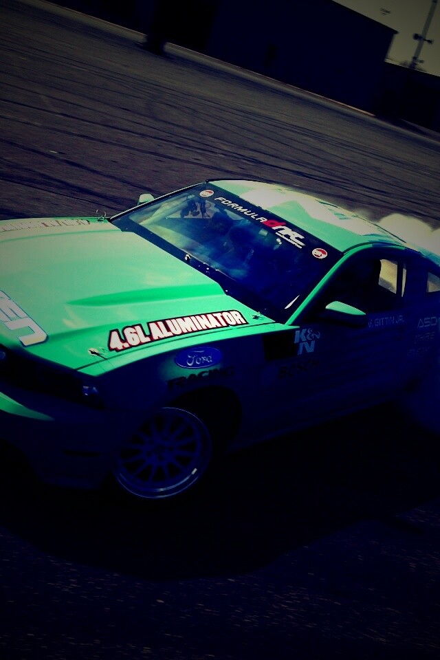 Мустанг дрифтует обои