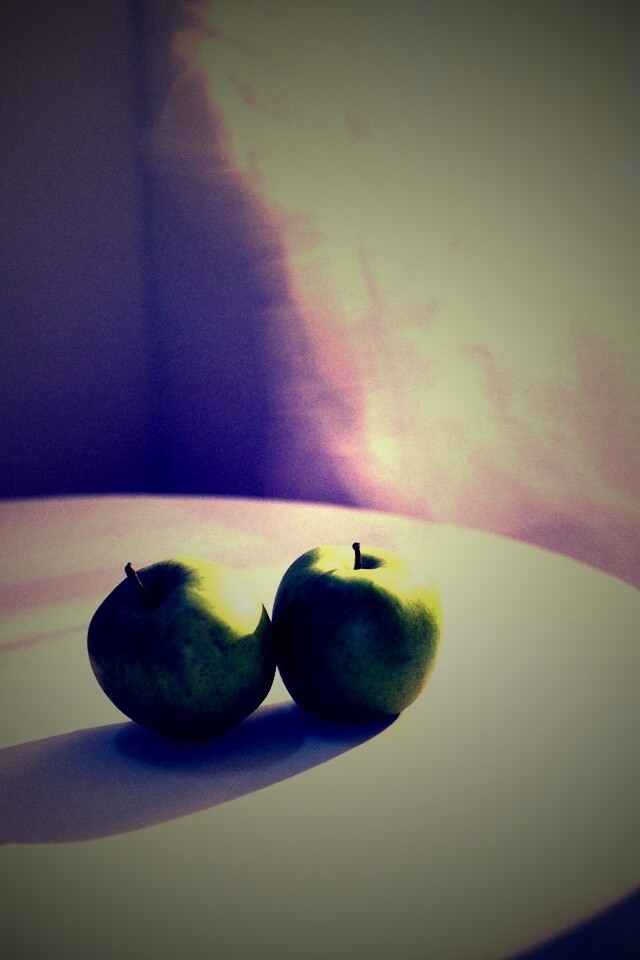 Яблоки на столе перед окном обои