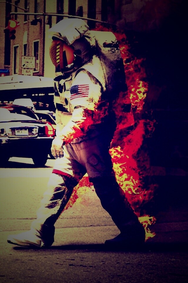 Астронавт в огне обои