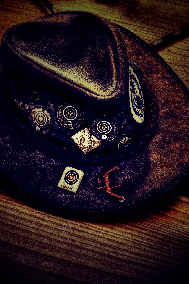 Шляпа и стрелы обои