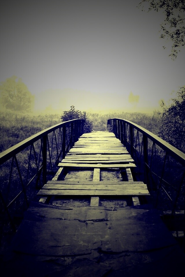 Старый мост на черно-белом фото обои