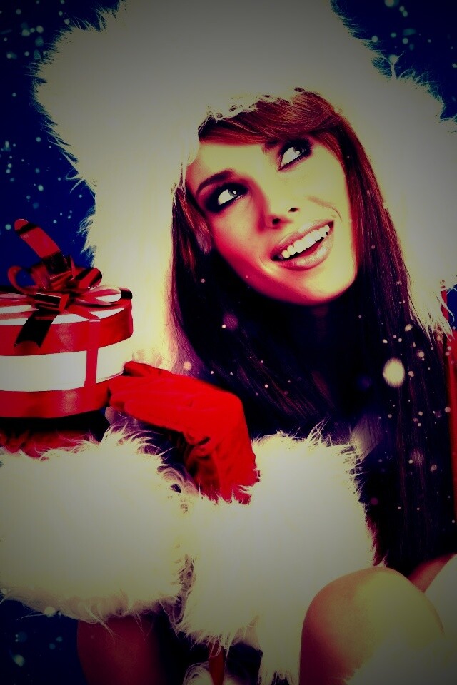 Девушка с новогодним подарком обои