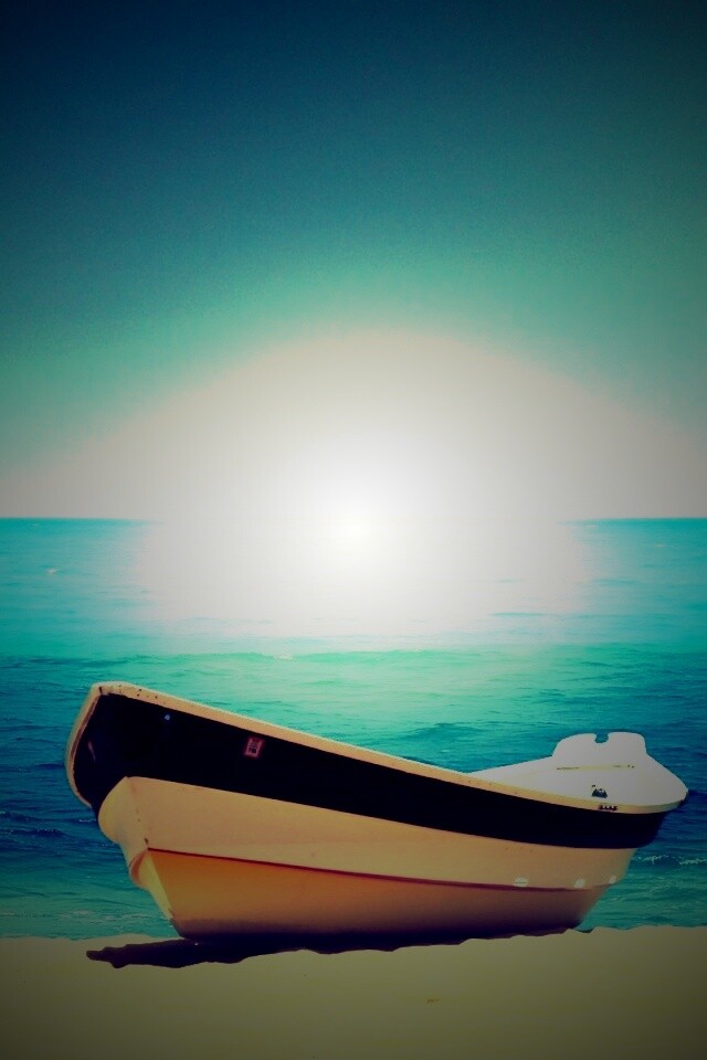Лодка на пляже обои
