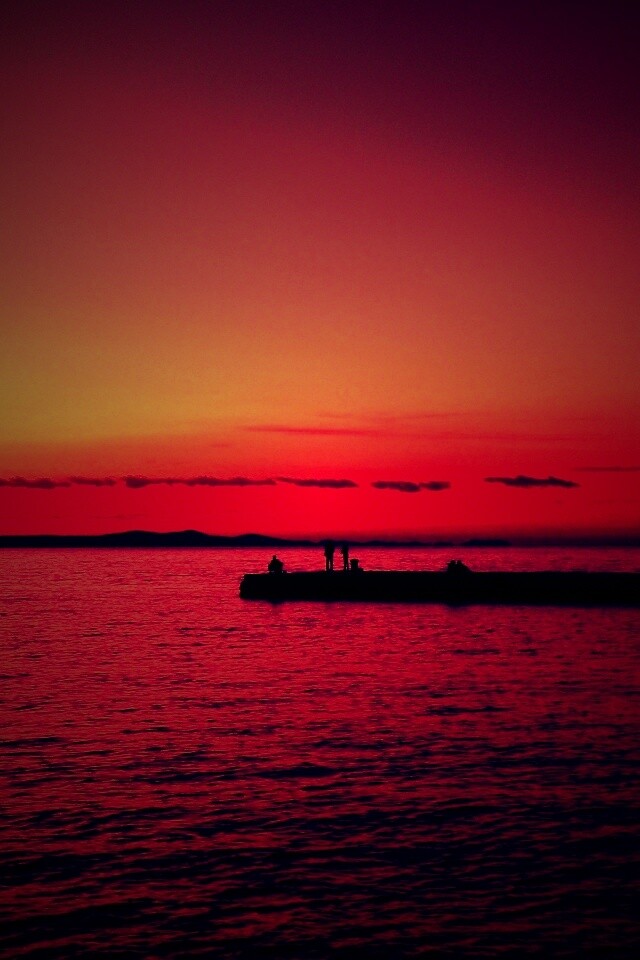 Одинокая пристань на озере обои