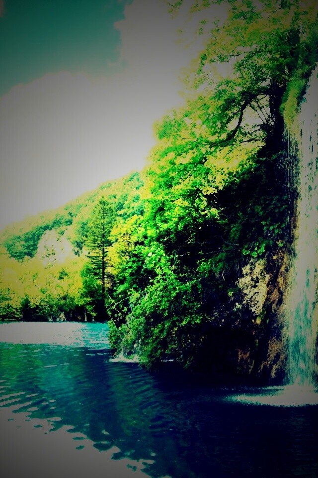 Водопад у реки обои