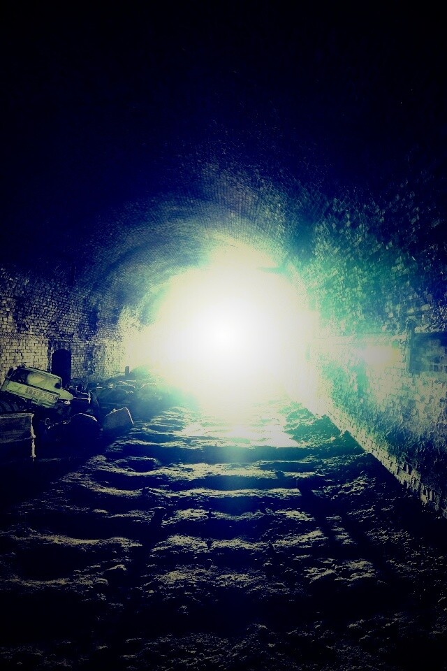 Захламленный тоннель обои