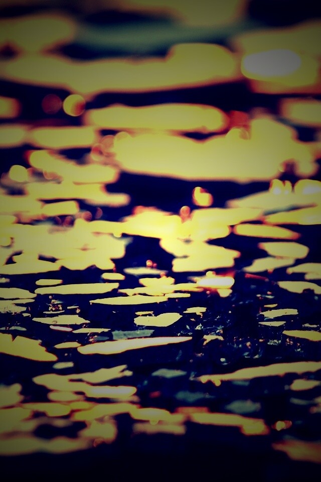 Битое стекло в лучах солнца обои