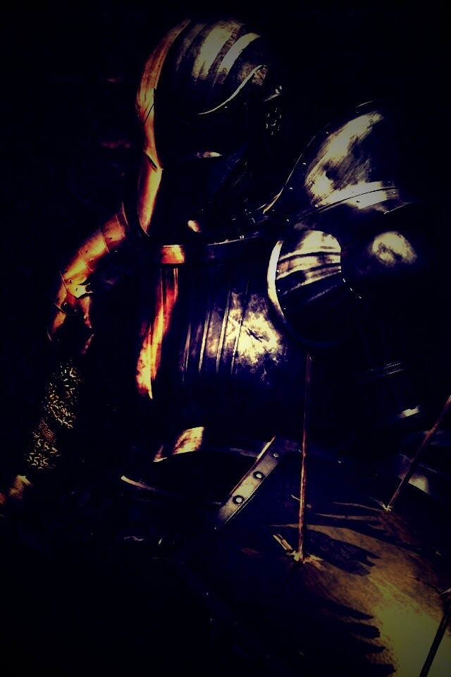 Поверженный рыцарь в доспехах обои