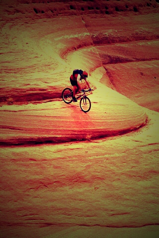 Опасный спуск на велосипеде обои