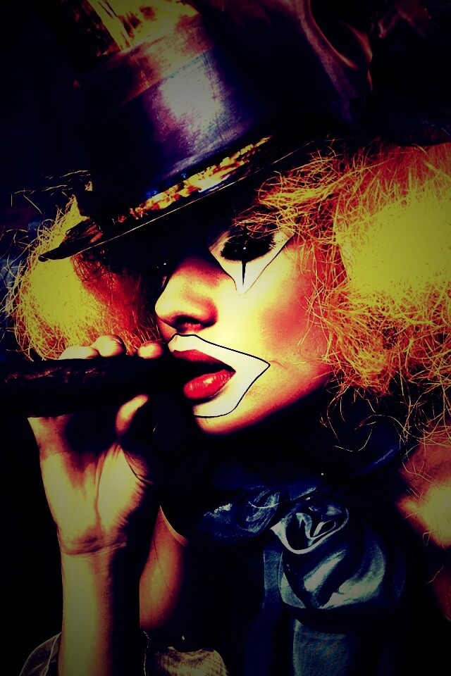 Девушка клоун курит сигару обои