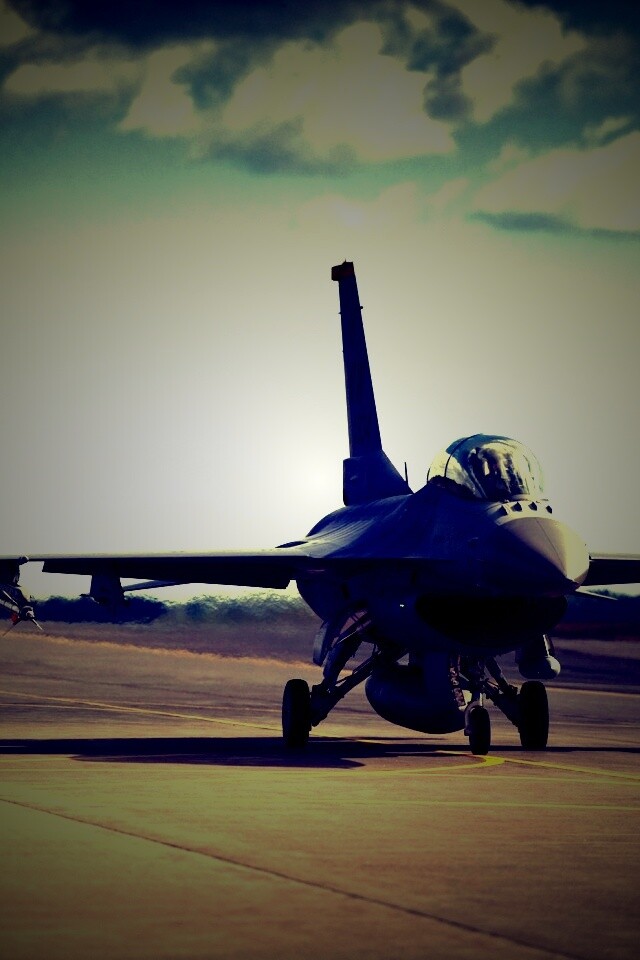 Истребители f16 Falcon на взлетной полосе обои