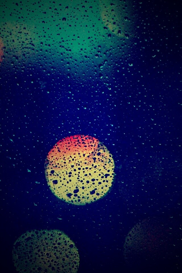 Блики за мокрым стеклом обои