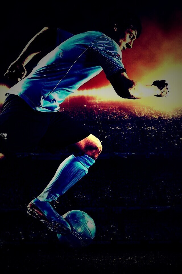 Футболист с мячом обои