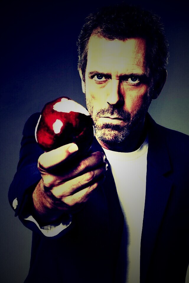 Доктор Хаус с яблоком в руке обои