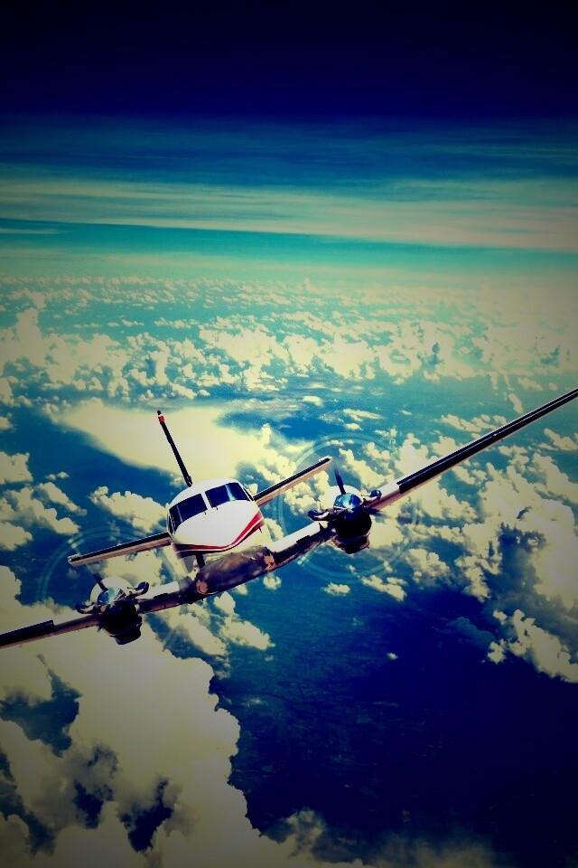 Самолет над облаками обои