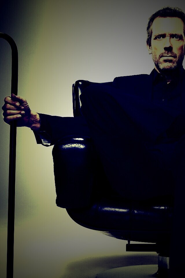 Хью Лори в кресле обои