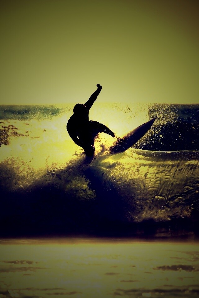 Сёрфер поймал волну обои