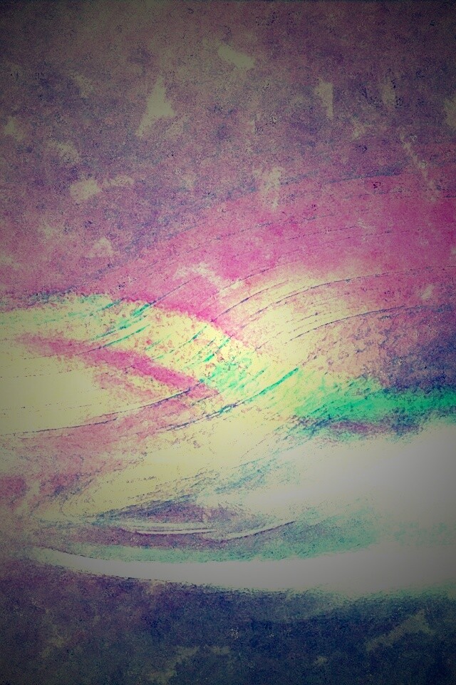 Радужные волны на нежно-фиолетовом фоне обои