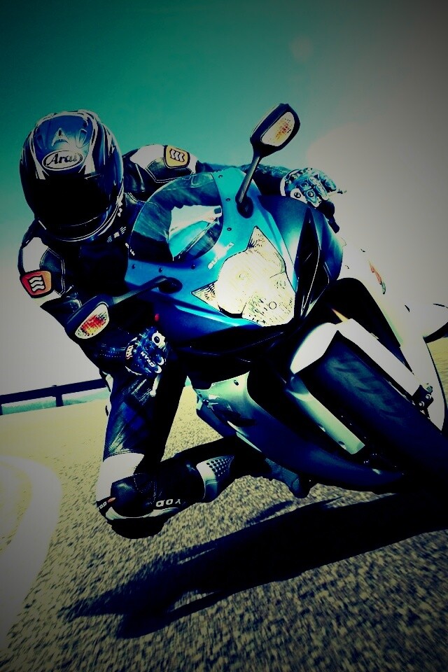 Мотоциклист на повороте обои