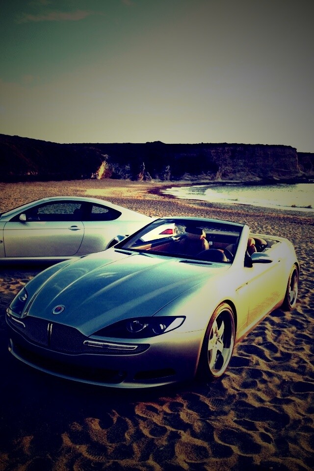 Два спорткара на берегу моря обои