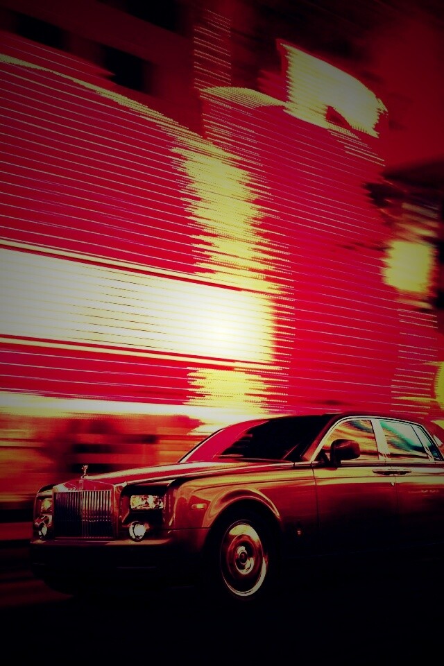 Rolls-Royce Phantom едет через город обои