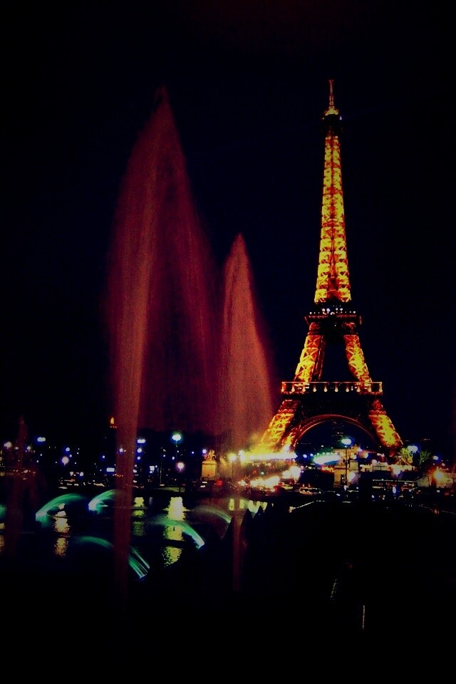 Фонтаны напротив башни Эйфеля обои