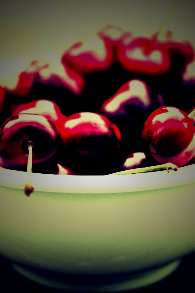 Миска спелой черешни обои