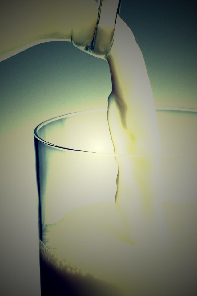 Молоко наливают в стакан обои