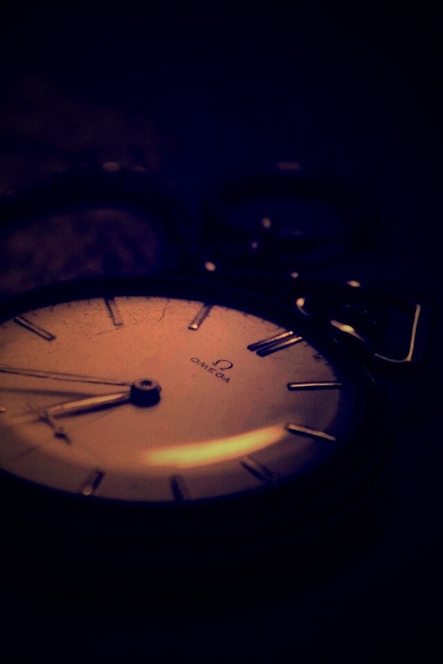 Часы на цепочке обои