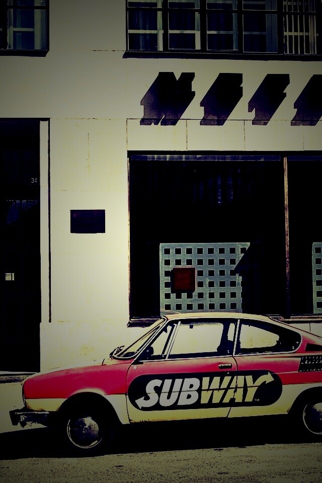 Реклама Subway на машине в Праге обои