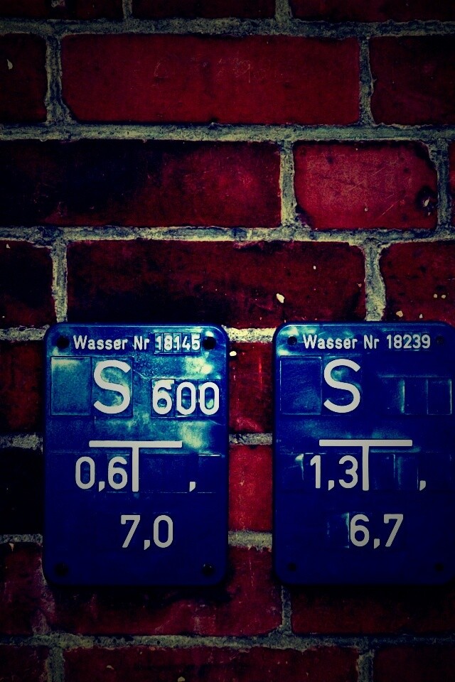 Стена с обозначениями обои