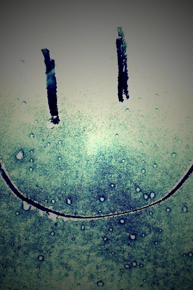 Улыбка на стекле обои