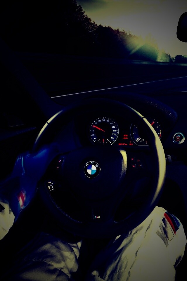 За рулём BMW обои