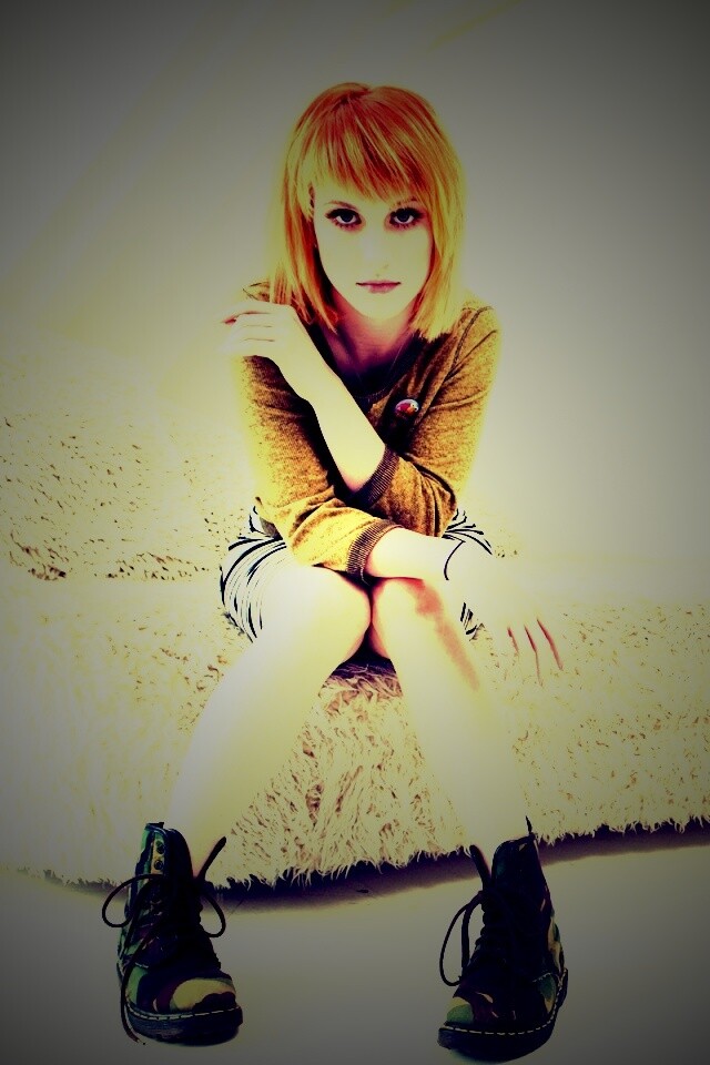 Рыжая в комнате обои